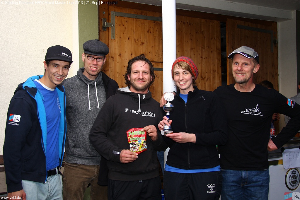 Mit Pokal beim letzten Spieltag der Kanupolo NRW Mixed Master Liga 2013